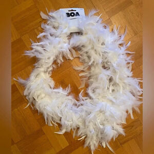 Brand new white feather boa 🤍